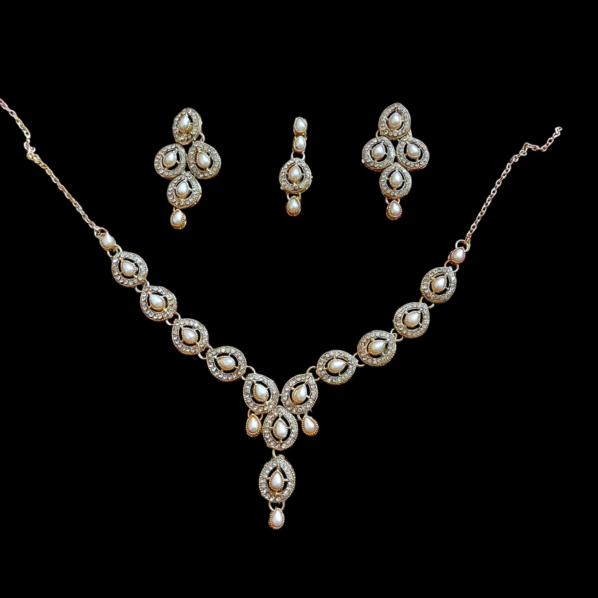 Buy Golden colour jewellery set with necklace , earrings and tikka at best price in pakistan